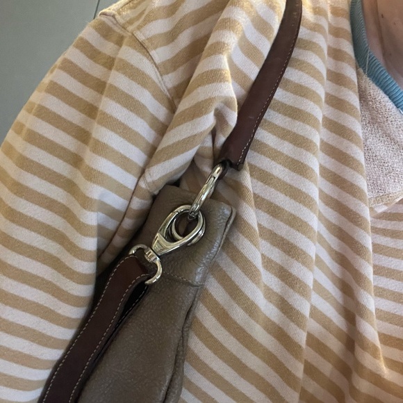 Mini Roots leather hand bag. - Picture 4 of 6